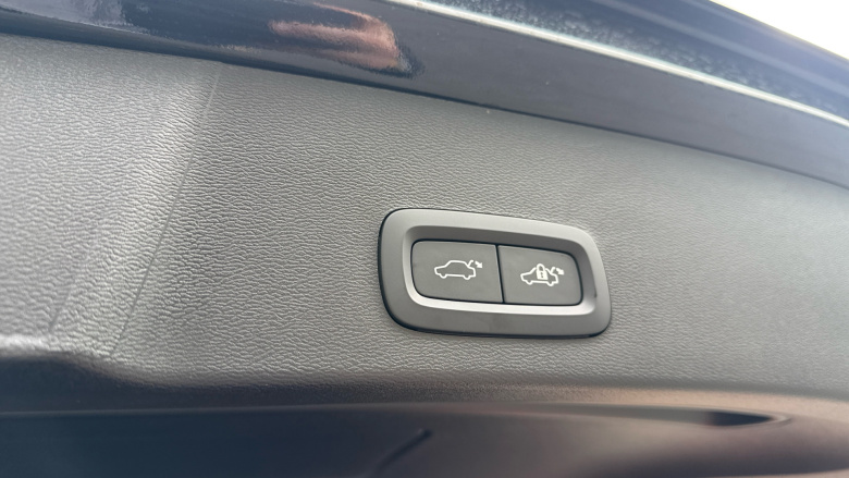 Volvo XC40 2.0 B3P Plus Black Edition 5dr Auto Petrol Estate